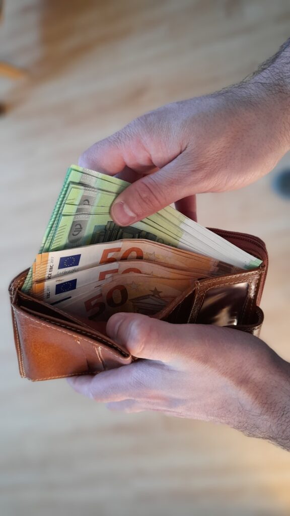 Por que Pagar Tudo à Vista Pode Estar te Deixando Mais Pobre Ru Dur QMEtaR9WnwY Unsplash 576x1024