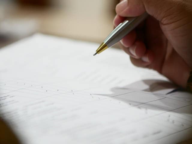 A Maioria das Pessoas Assina Contrato Bancário Sem Entender — A IA Pode Ajudar Nisso masjid maba ftrzac uri4 unsplash